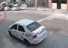 VIDEO | Se venga de sus asaltantes atropellándolos: murieron