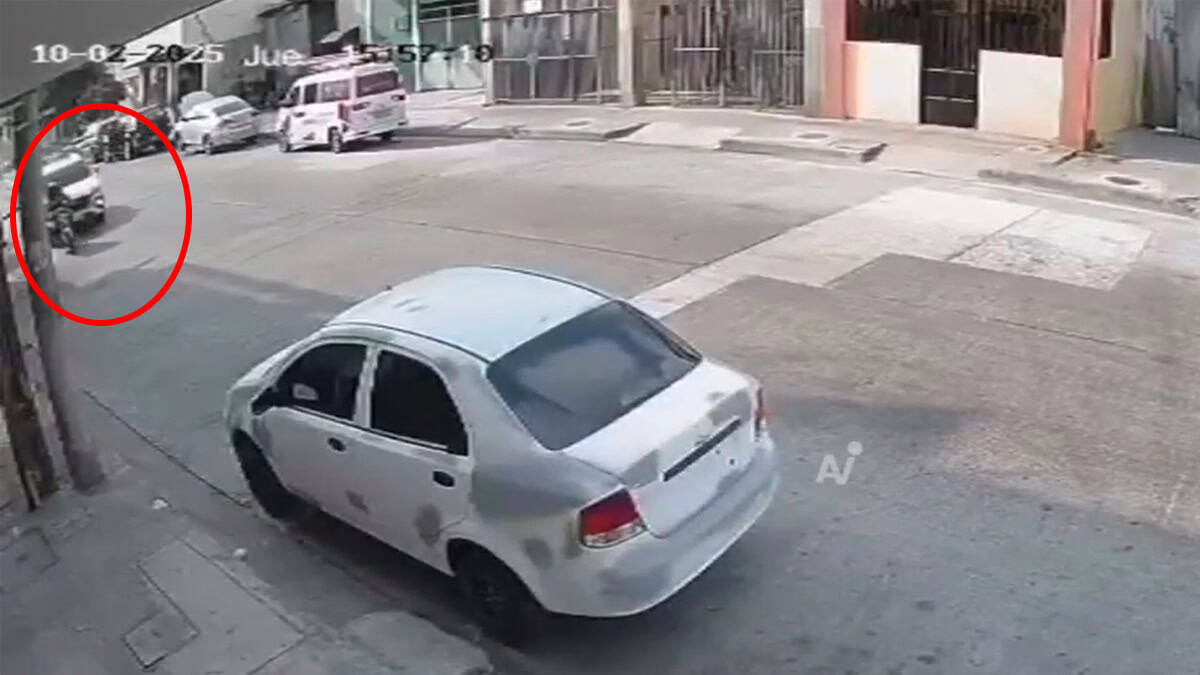 VIDEO | Se venga de sus asaltantes atropellándolos: murieron