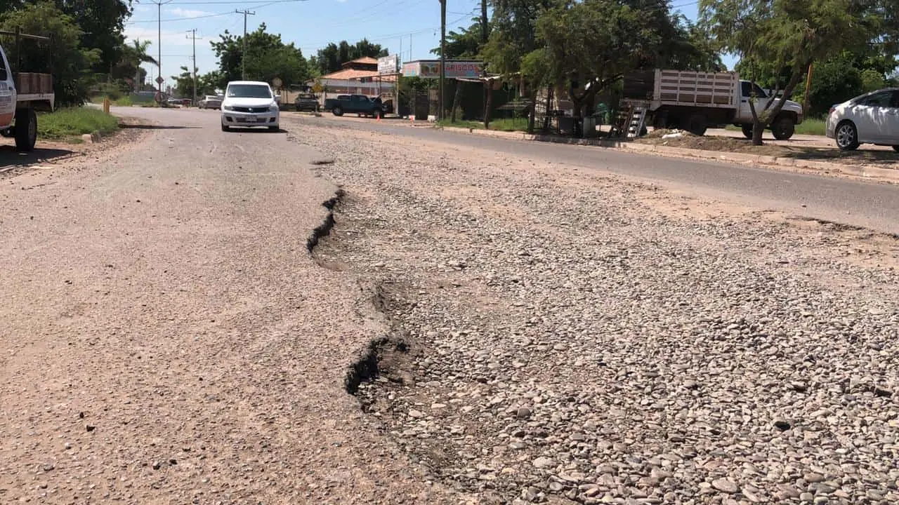 Calle Michoacán, riesgosa para automovilistas