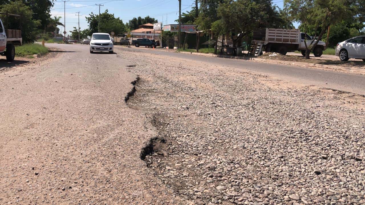 Calle Michoacán, riesgosa para automovilistas