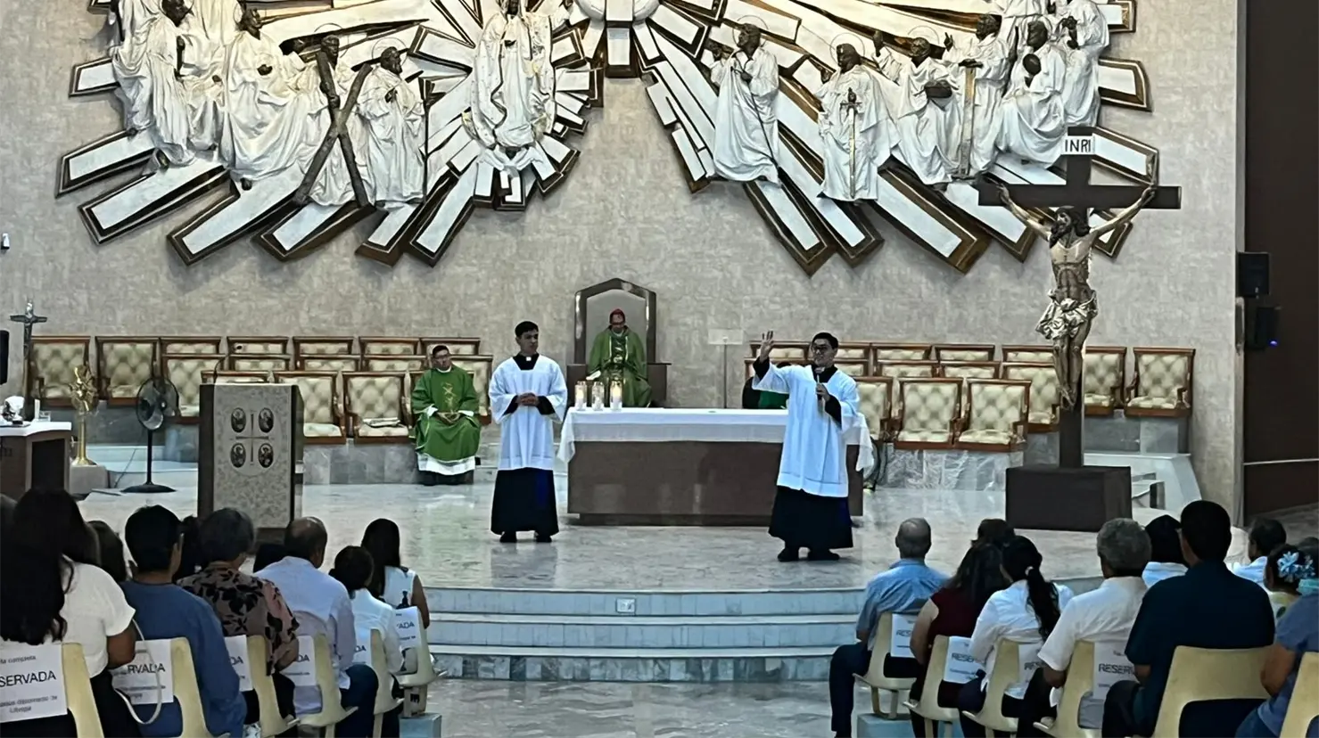 Los seminaristas están visitando las parroquias para invitar a participar en el programa.
