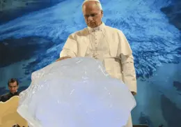 ¿Por qué el Papa León XIV bendijo un bloque de hielo de 20 mil años?