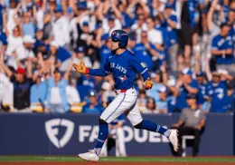 Blue Jays aplasta a Yankees y queda a un juego de la Serie de Campeonato de la Liga Americana