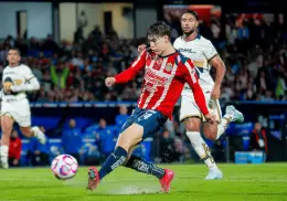 Chivas remonta ante Pumas en CU y gana 2-1