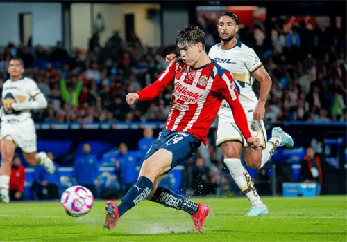 Chivas remonta ante Pumas en CU y gana 2-1