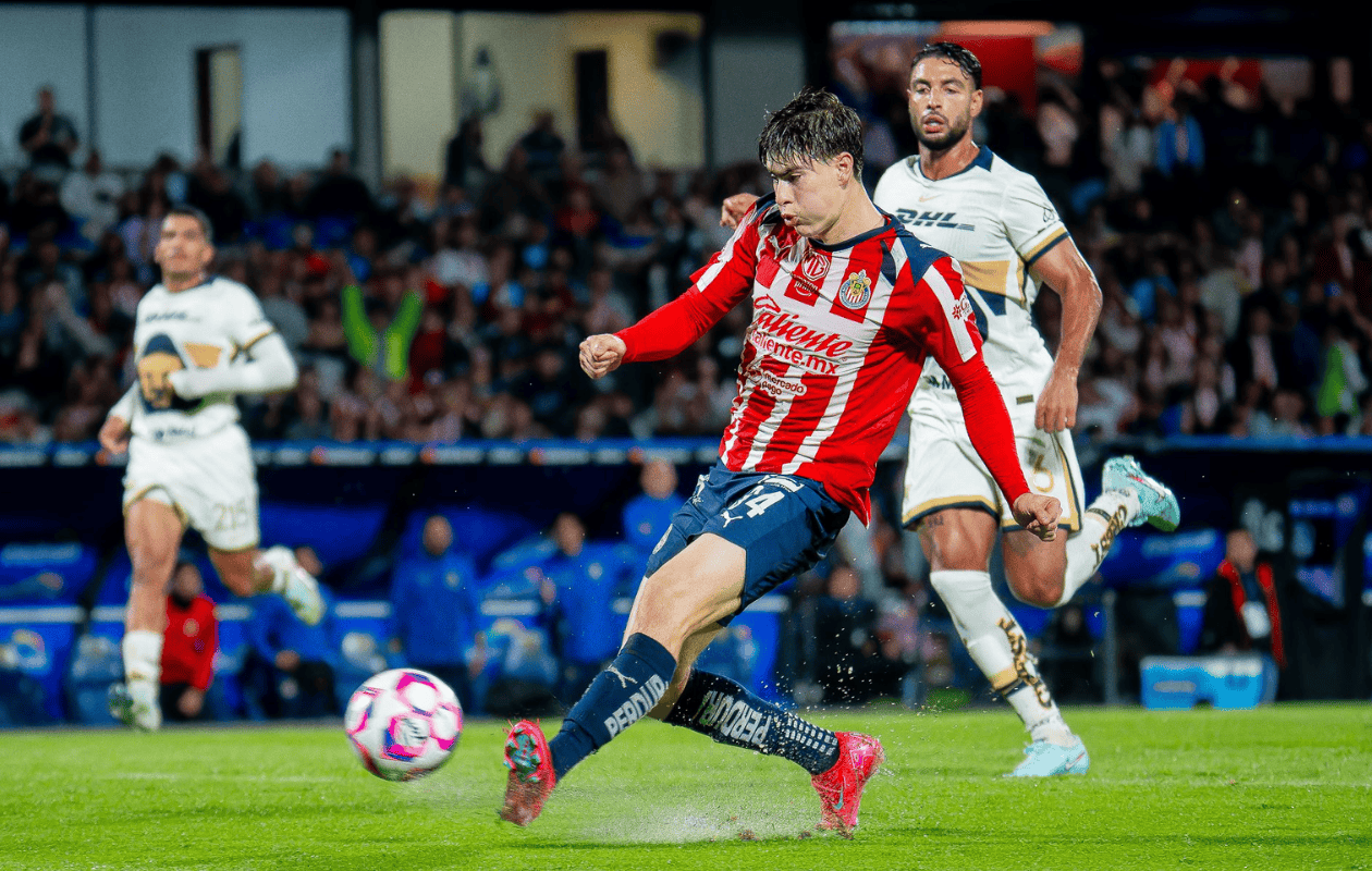 Chivas remonta ante Pumas en CU y gana 2-1