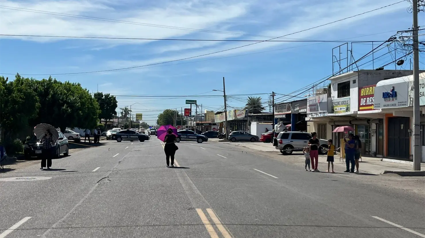 Vecinos de la colonia Municipio Libre cierran calles por drenajes colapsados