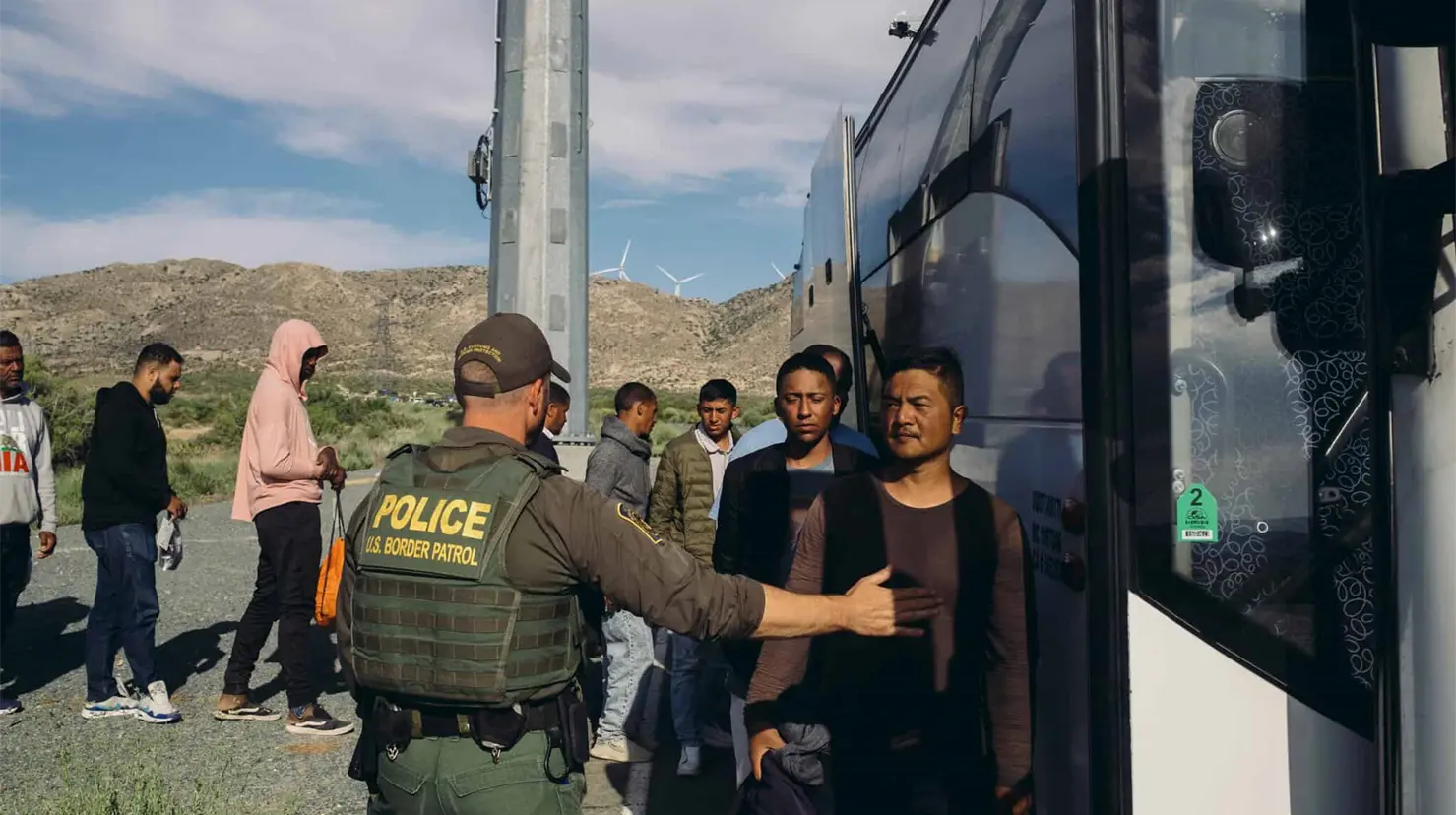 En el caso de Sonora, sus principales puntos fronterizos son San Luis Río Colorado con San Luis, Arizona, el cual conecta con la ruta estatal 95 de Arizona y las carreteras federales 2 y 40 de México, y está destinado para turistas y peatones. Nogales Sonora con Nogales Arizona, que conecta la interestatal 19 de Arizona con la carretera federal 15 de México, siendo un cruce importante hacia el centro y sur de México.