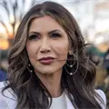 Kristi Noem afirma que cárteles de las drogas ofrecen dinero por agentes del ICE