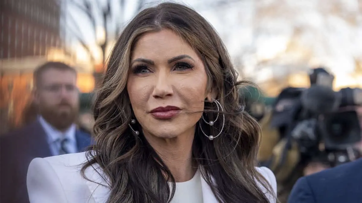 Kristi Noem afirma que cárteles de las drogas ofrecen dinero por agentes del ICE