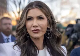 Kristi Noem afirma que cárteles de las drogas ofrecen dinero por agentes del ICE