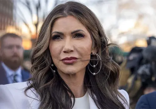 Kristi Noem afirma que cárteles de las drogas ofrecen dinero por agentes del ICE