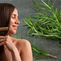 ¿Para qué sirve el romero en el cabello? Propiedades, beneficios y cómo usarlo
