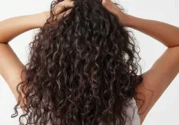 Alisado natural para cabello rizado: Olvídate de la plancha y protege tu melena