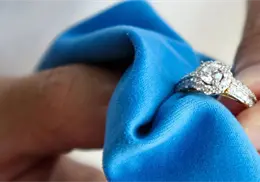 Así es como puedes darle brillo a la joyería de plata sin dañarla