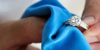 Así es como puedes darle brillo a la joyería de plata sin dañarla
