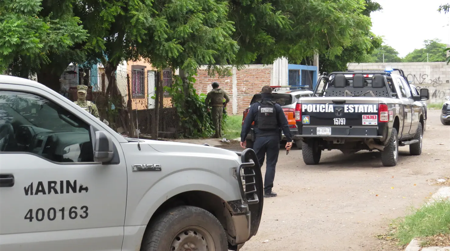 Policías municipales y elementos de la Marina hallaron a las víctimas dentro de un domicilio (foto: Ronny Camacho)