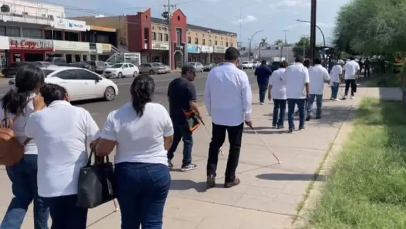 Personas con discapacidad visual piden mayor inclusión en Cajeme; realizan caminata por el Día del Bastón Blanco