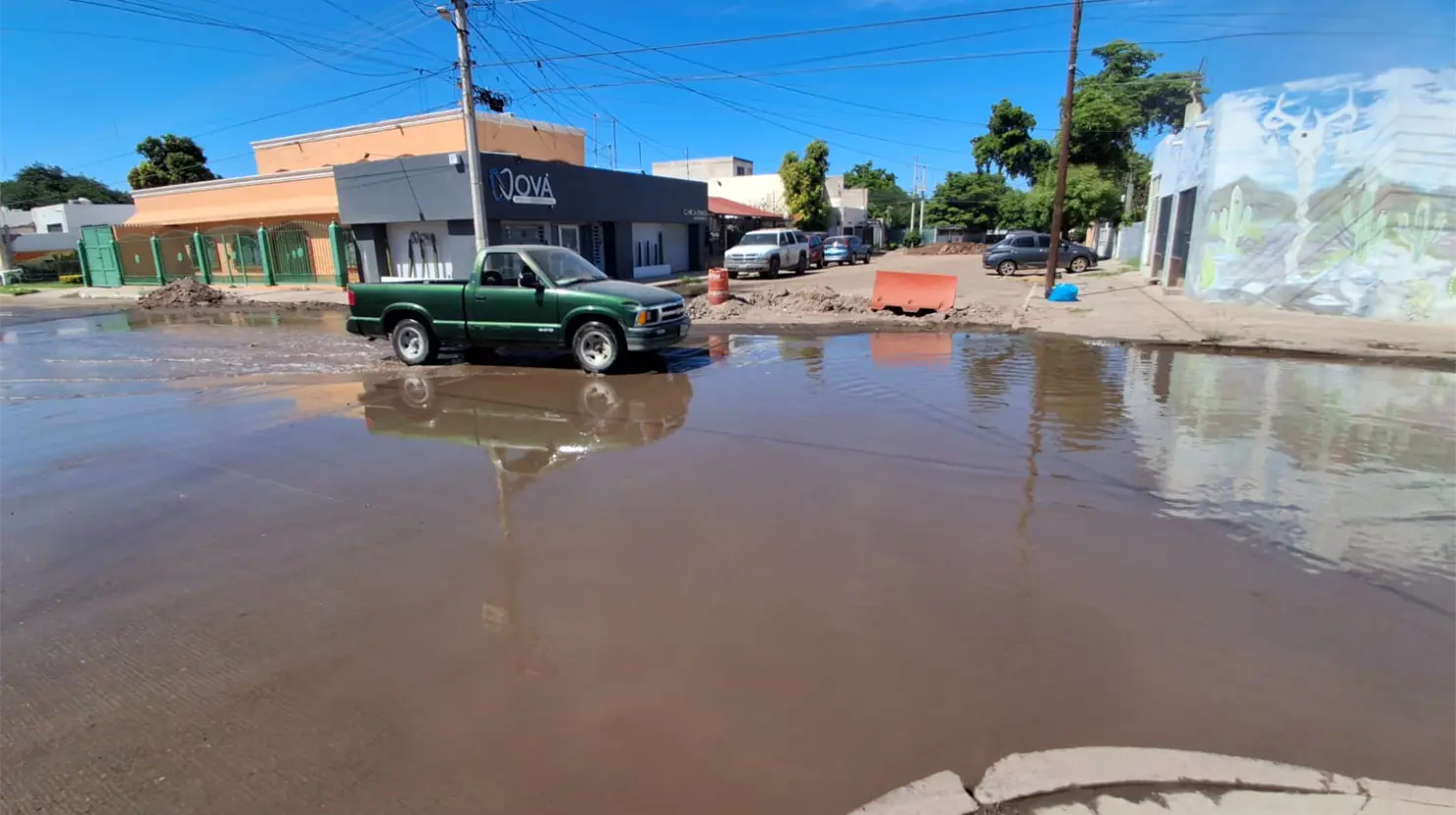 Inundación en cruce vial afecta a habitantes de la colonia Sochiloa