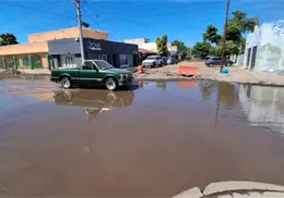 Inundación en cruce vial afecta a habitantes de la colonia Sochiloa