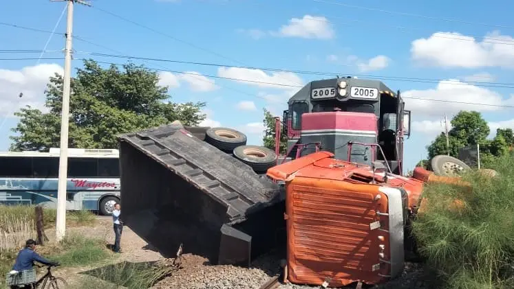 Tren embiste a dompe en Etchojoa: impactante accidente deja daños severos
