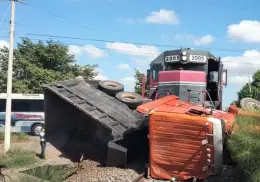 Tren embiste a dompe en Etchojoa: impactante accidente deja daños severos