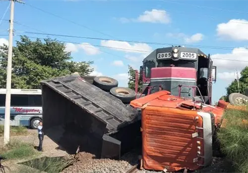Tren embiste a dompe en Etchojoa: impactante accidente deja daños severos