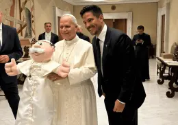 Papa León XIV recibe un Dr. Simi vestido como él, se lo entregó el empresario Víctor González