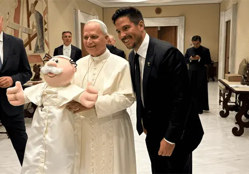 Papa León XIV recibe un Dr. Simi vestido como él, se lo entregó el empresario Víctor González