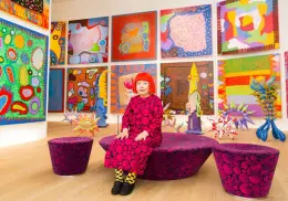 Yayoi Kusama ¿Cuál es la obra de la artista japonesa por la cual Andy López pagó casi medio millón de pesos?