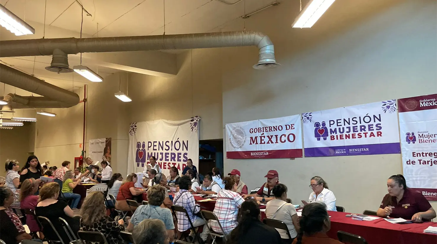 Las mujeres deben llevar su identificación oficial y talón morado de registro  para recibir su tarjeta