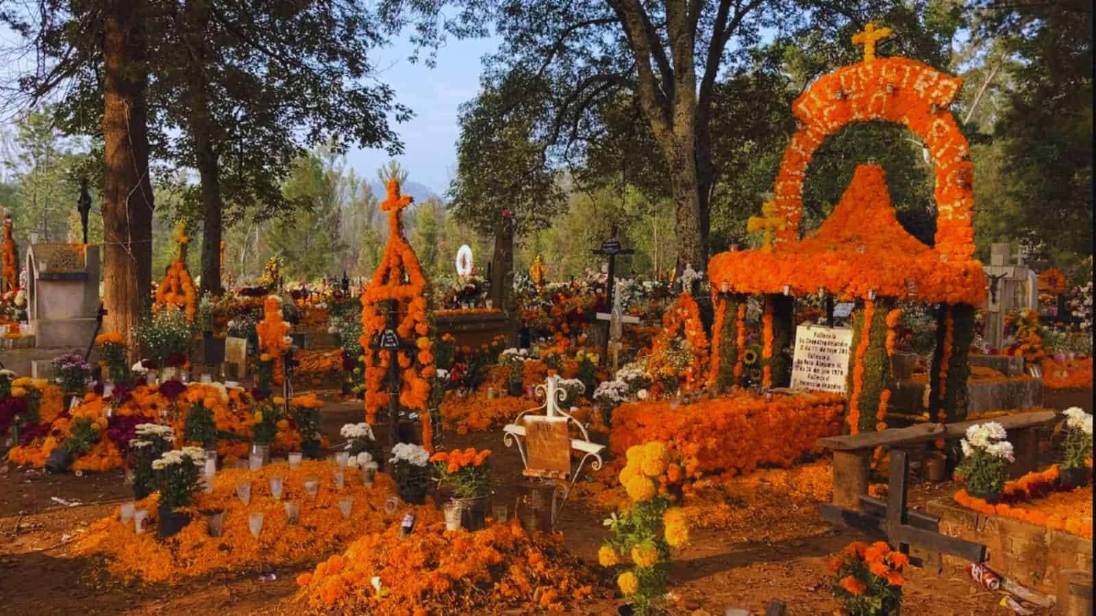 5 mejores pueblos mágicos para disfrutar la celebración del Día de Muertos