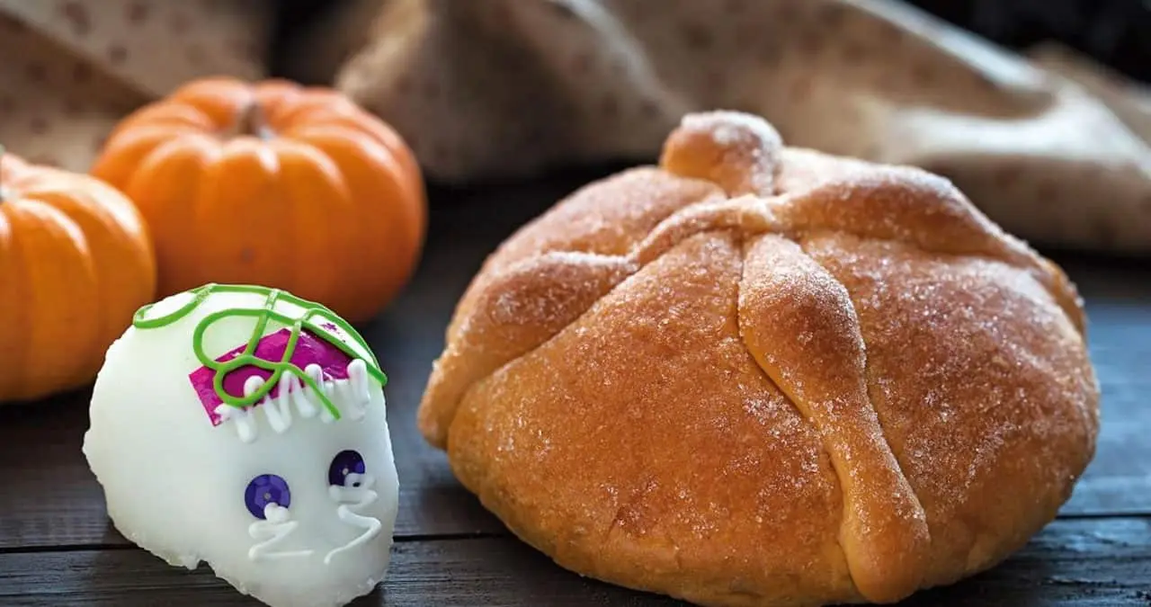 El pan de muerto es mucho más que un pan dulce; es una pieza clave en la ofrenda del Día de Muertos