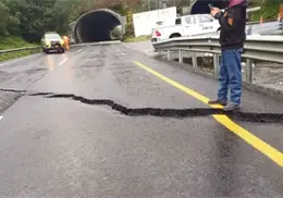 Autopista México-Tuxpan colapsa por lluvias intensas; cisternas y camiones detenidos por 36 horas