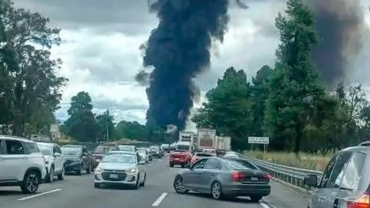 Chocan dos pipas con diesel, explotando e incendiando la Autopista