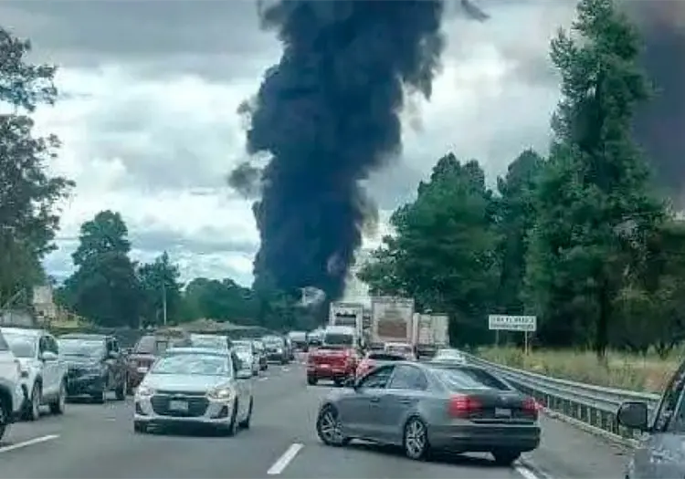 Chocan dos pipas con diesel, explotando e incendiando la Autopista México-Puebla