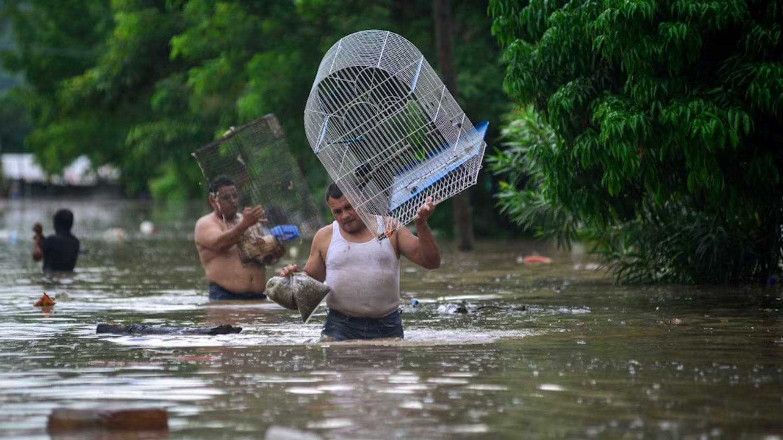 Mueren 37 personas por las intensas lluvias provocadas por Raymond y Priscilla en México