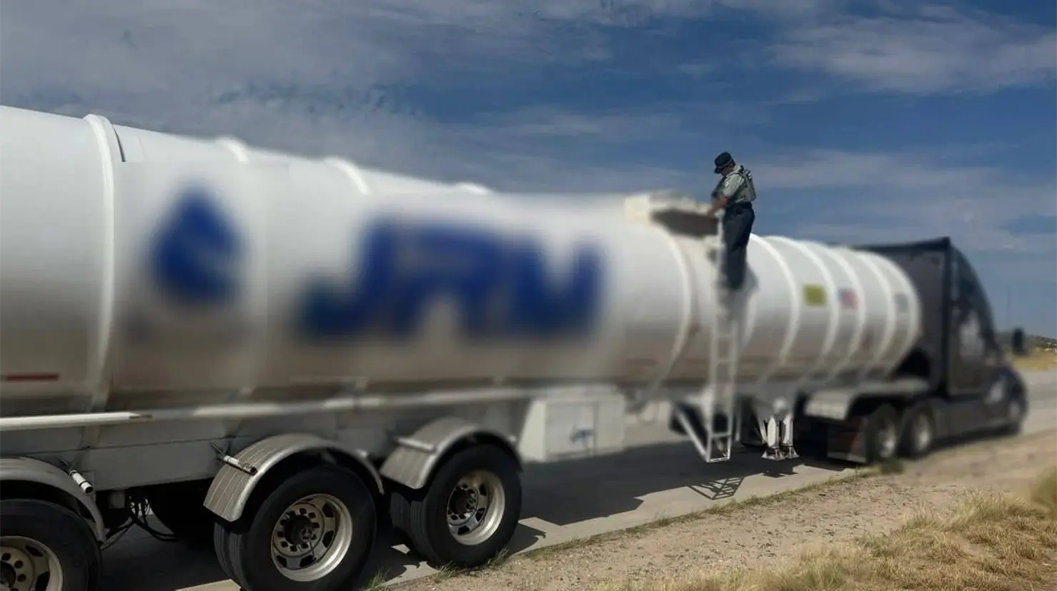 Interceptan tráiler cargado de huachicol en Guaymas