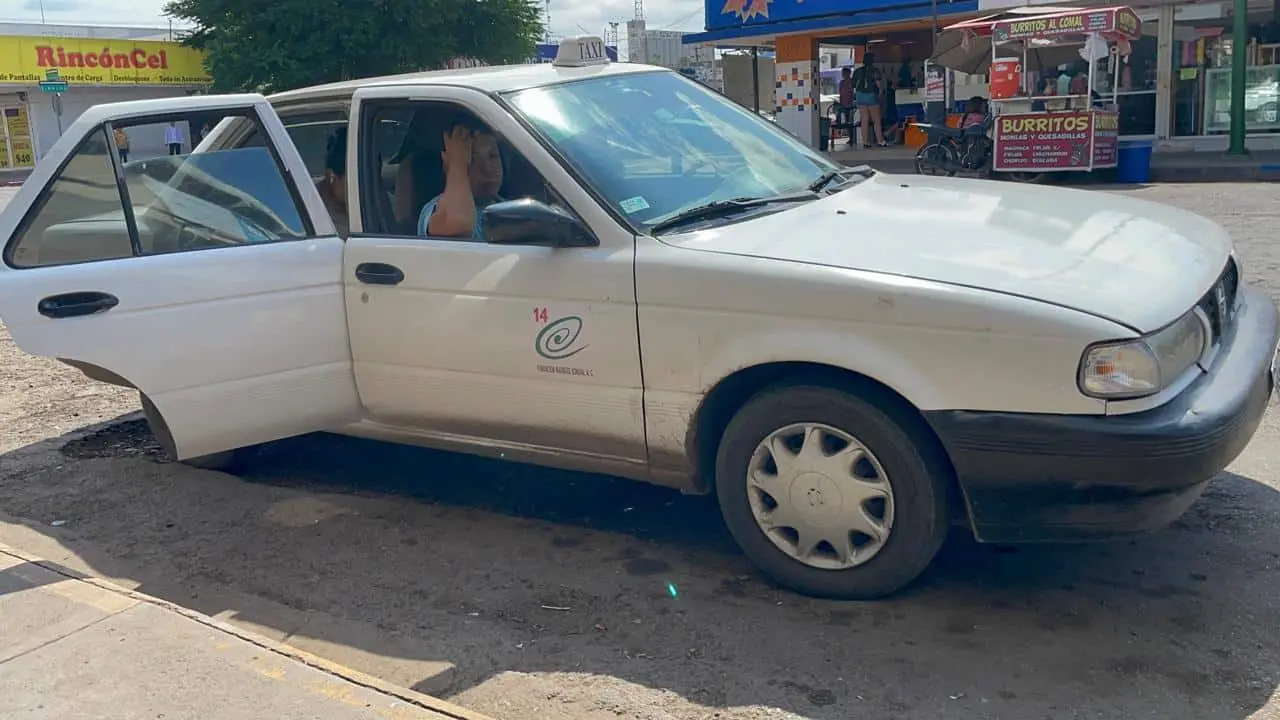 Los taxistas ponen calcomanías en sus carros para poder ser identificados por los usuarios