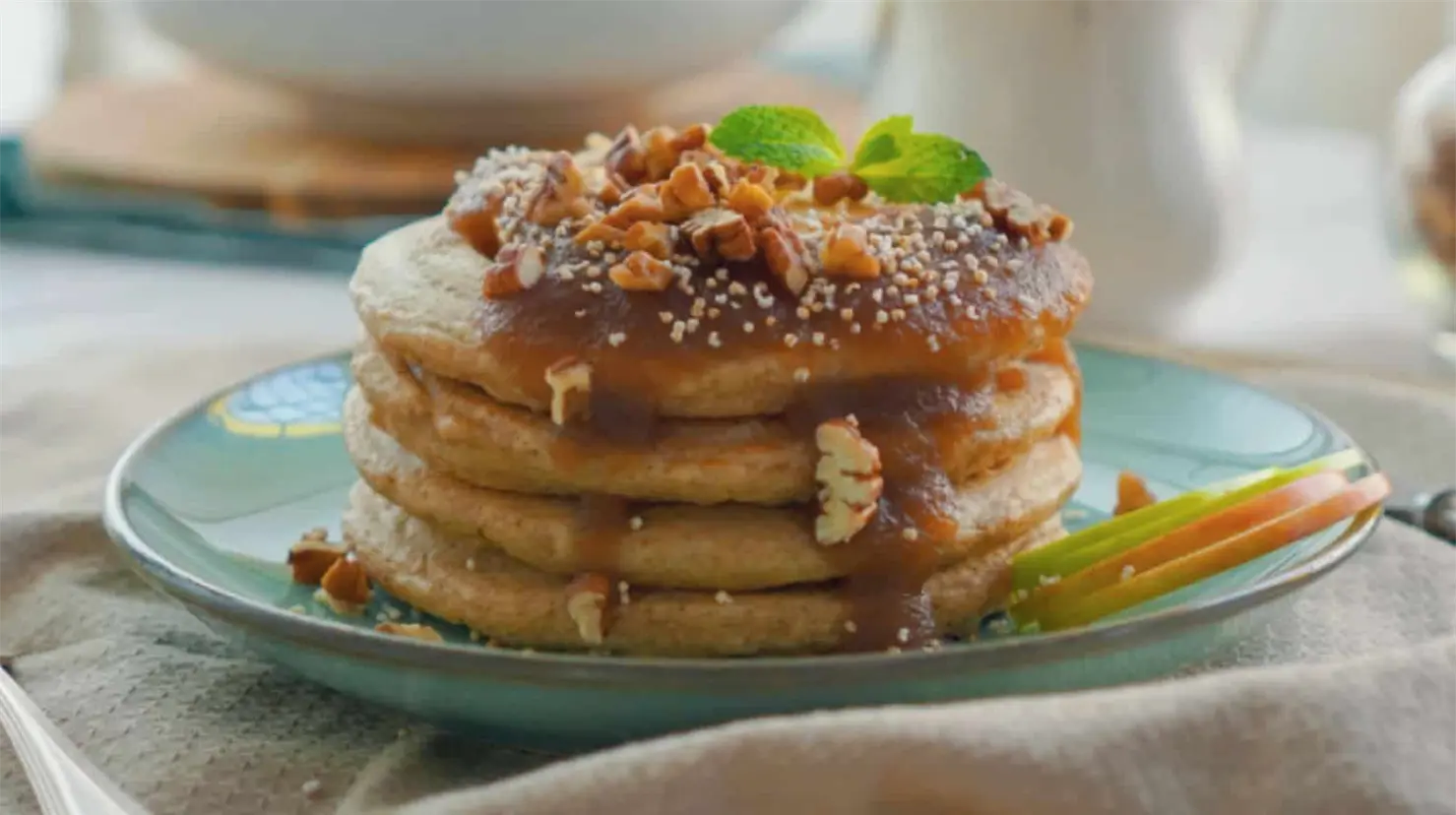 ¿No sabes qué preparar en la mañana? Receta de Hot Cakes de Pera y Nuez para un desayuno inolvidable