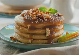 ¿No sabes qué preparar en la mañana? Receta de Hot Cakes de Pera y Nuez para un desayuno inolvidable