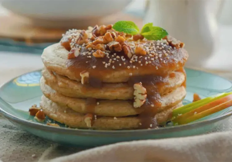 ¿No sabes qué preparar en la mañana? Receta de Hot Cakes de Pera y Nuez para un desayuno inolvidable