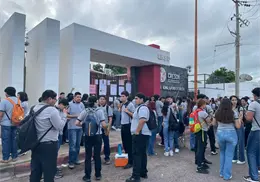 Alumnos de la Normal de Obregón toman plantel: piden destitución de maestra