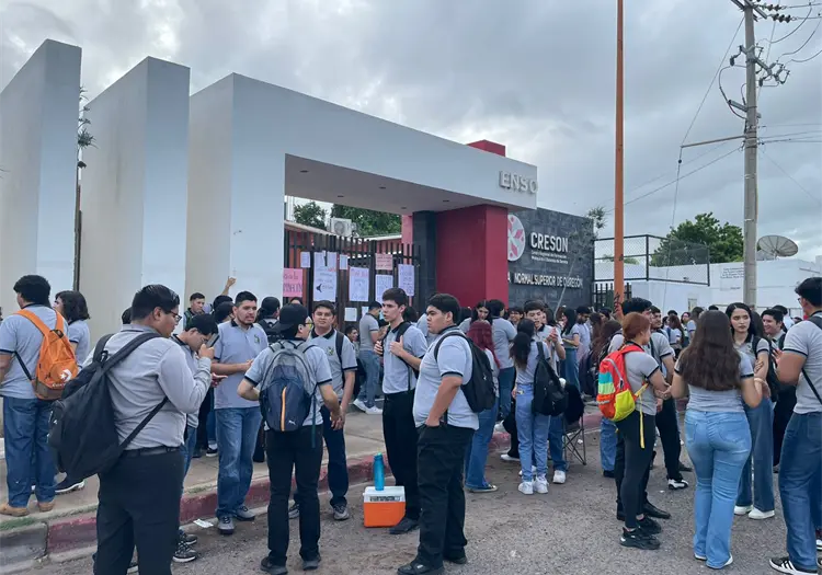 Alumnos de la Normal de Obregón toman el plantel y exigen la destitución de una maestra