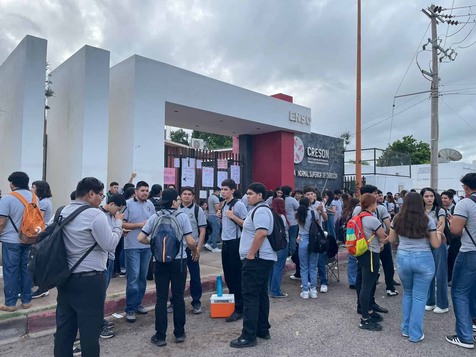 Alumnos de la Normal de Obregón toman el plantel y exigen la destitución de una maestra