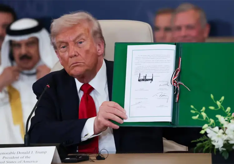 Trump firma histórico acuerdo para poner fin a la guerra en Gaza en la cumbre por la paz en Egipto