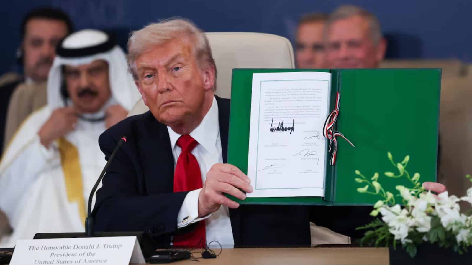 Trump firma histórico acuerdo para poner fin a la guerra en Gaza en la cumbre por la paz en Egipto