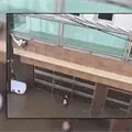 VIDEO | Padre se lanza al agua para rescatar a sus hijas y nietas durante inundaciones en Veracruz