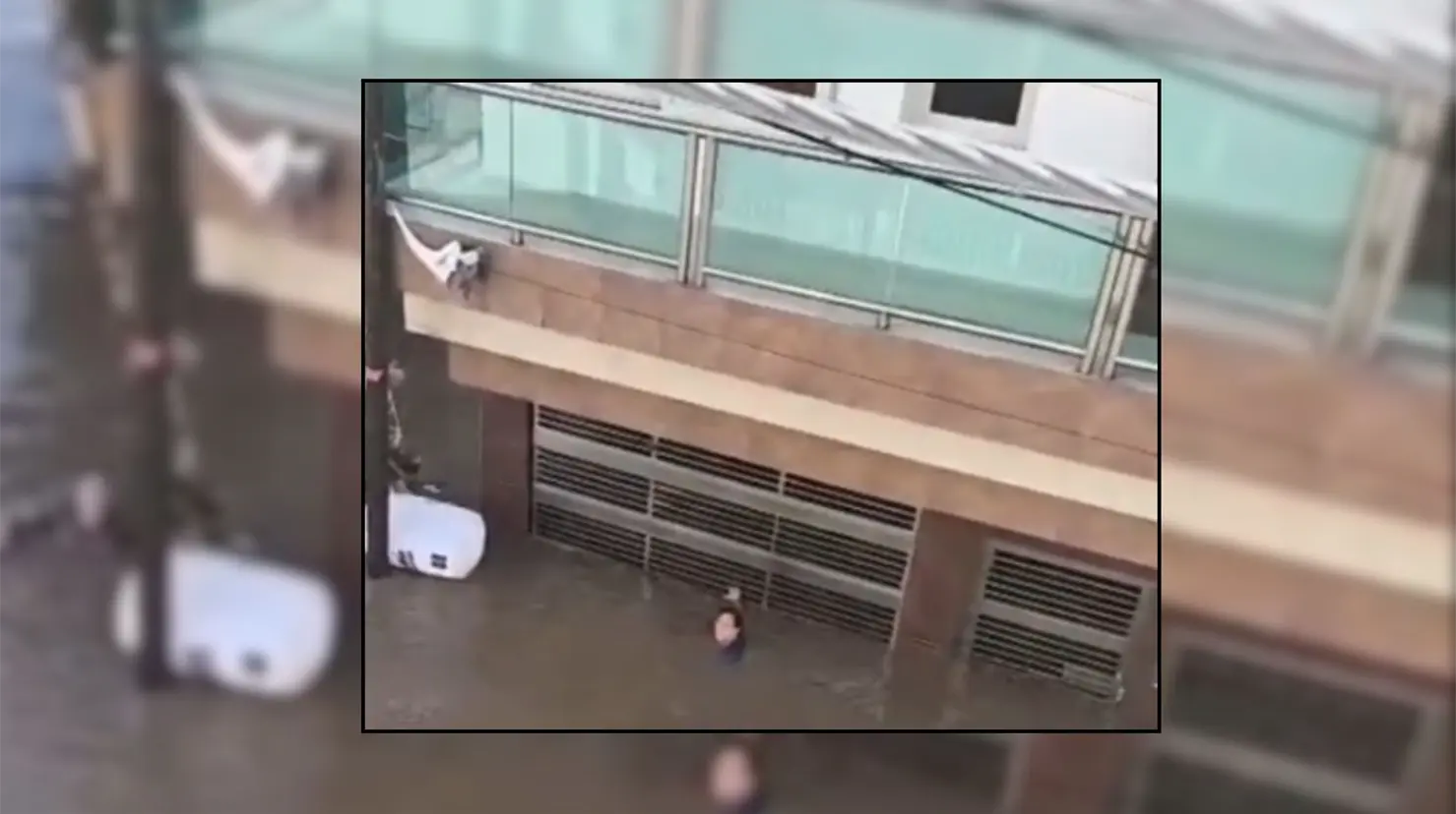 VIDEO | Padre se lanza al agua para rescatar a sus hijas y nietas durante inundaciones en Veracruz