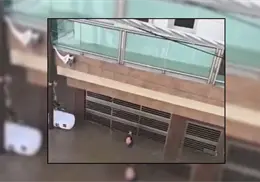 VIDEO | Padre se lanza al agua para rescatar a sus hijas y nietas durante inundaciones en Veracruz